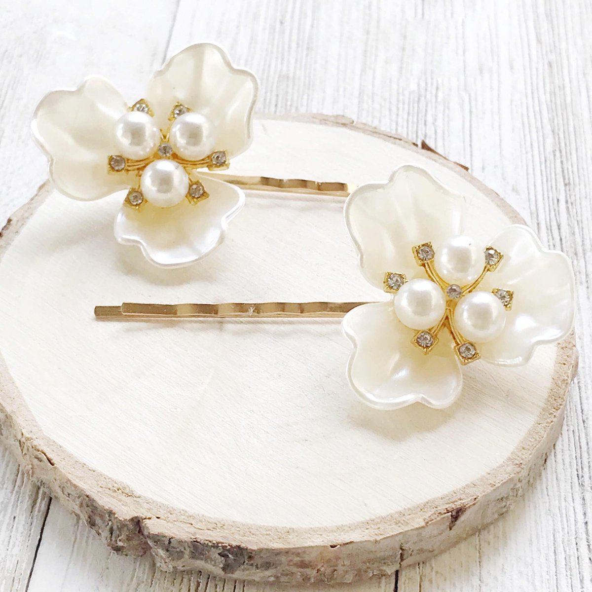 melanielankford's tweet photo. Thanks for the kind words! ★★★★★ "The quality of these hairpins is amazing. They were much larger than I thought they would be and they were the perfect touch to add to my hair on my wedding day." Karen https://t.co/neS57dJpoZ #etsy #white #gold #pearlbobbypins #white https://t.co/lBOo8xOxbw
