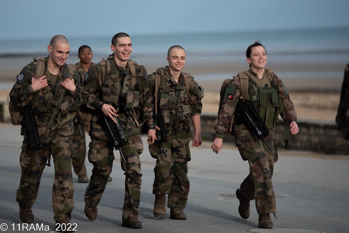 11e_RAMa's tweet image. Après 3 mois de formation, clap de fin pour la section du #CFIM du lieutenant Jean, avec une ultime et dernière marche symbolique de 80 kms le long des plages de Normandie. 

Un raid final intense, tout comme leur formation de jeunes bigors #ALaHauteur 💪
