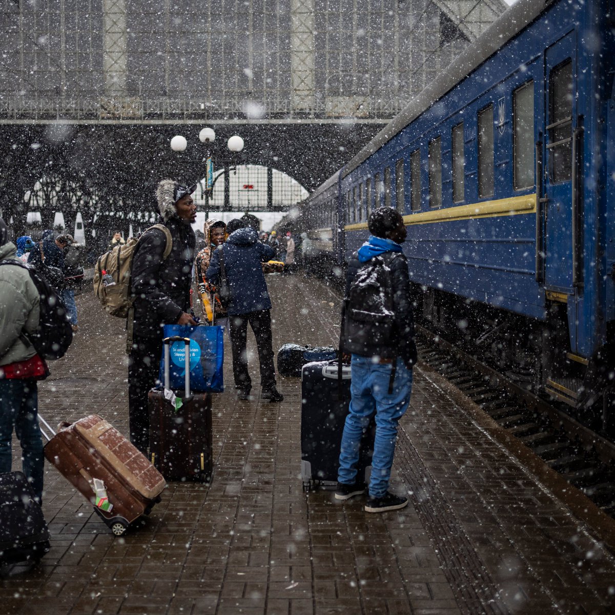 ajplus's tweet image. The African Union condemned reports of "shockingly racist" treatment against Black and African people trying to flee Ukraine.

Nigerian students reported guards giving "priority to Ukrainians" on evacuation trains and denying entry to Poland, which has taken in 327,000 people.