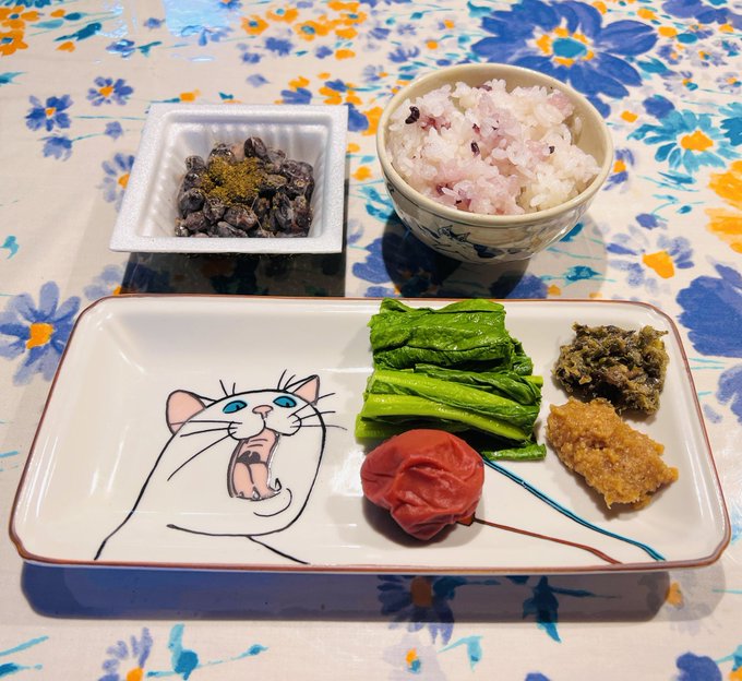 味噌汁ないのはさみしいけれど昼食は味噌ラーメンを作る予定なので朝はこれで良しとします👨🏻‍🦰 