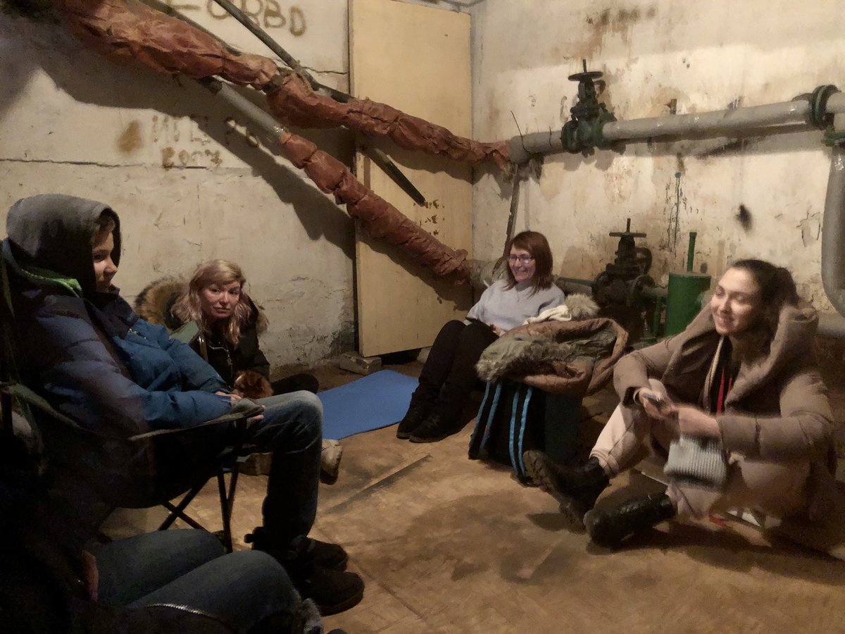 HayesHants's tweet image. Lucky to be enjoying flowers and warmth at home tonight ... thinking of #Ukrainians suffering in bomb shelters at this time! 😢
#UkraineConflict #UkraineCrisis #UkraineRussiaConflict #UkraineRussiaCrisis #UkraineRussia #Russia #Russian #Kyiv