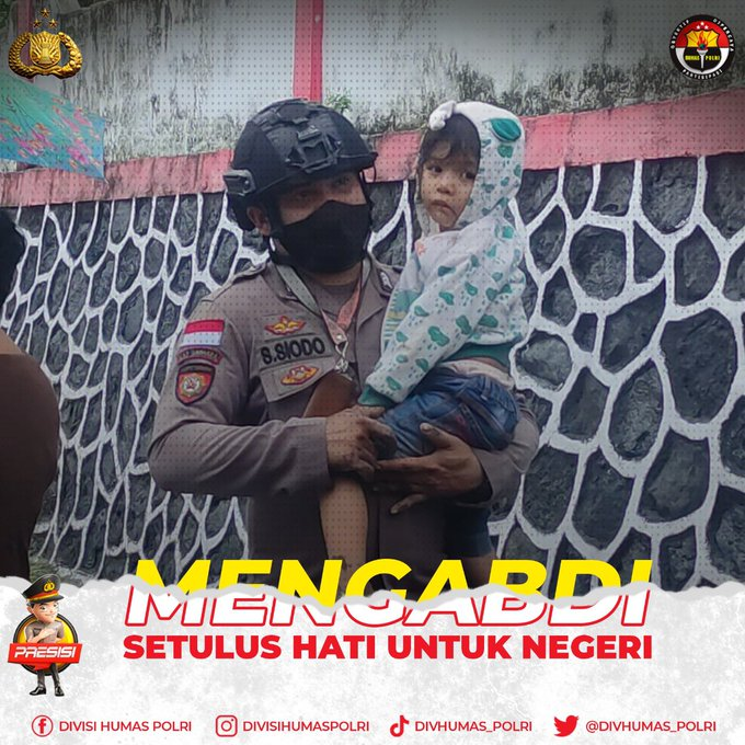 polrestamakota's tweet photo. Mengabdi Setulus Hati Untuk Negeri

Potret kepedulian personel Polri saat mengevakuasi seorang balita yang merupakan korban bencana banjir bandang di Kecamatan Siau Barat, Sulawesi Utara (Sulut).

#SigapPeduliBencana
Hadir Untuk Negeri https://t.co/kCrpm02zOH