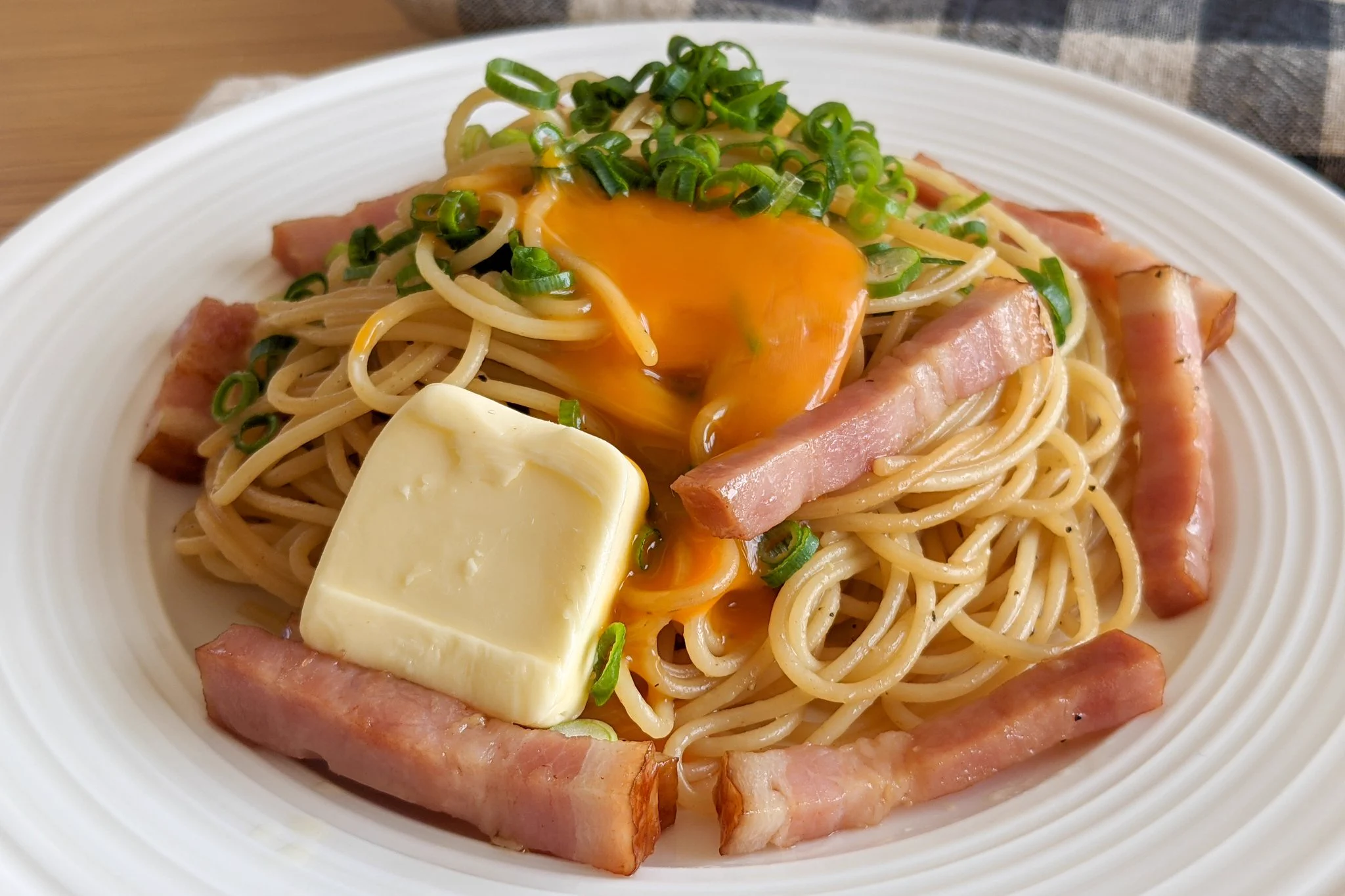 濃厚バターが最高！手軽に作れる、本気のバターベーコンパスタ！