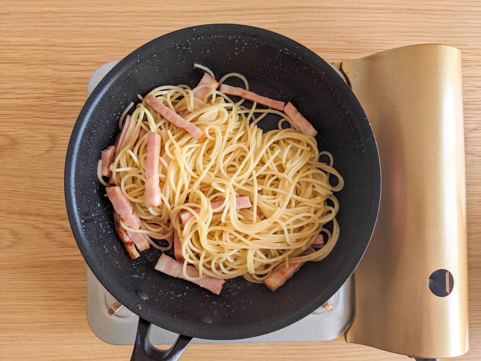 濃厚バターが最高！手軽に作れる、本気のバターベーコンパスタ！