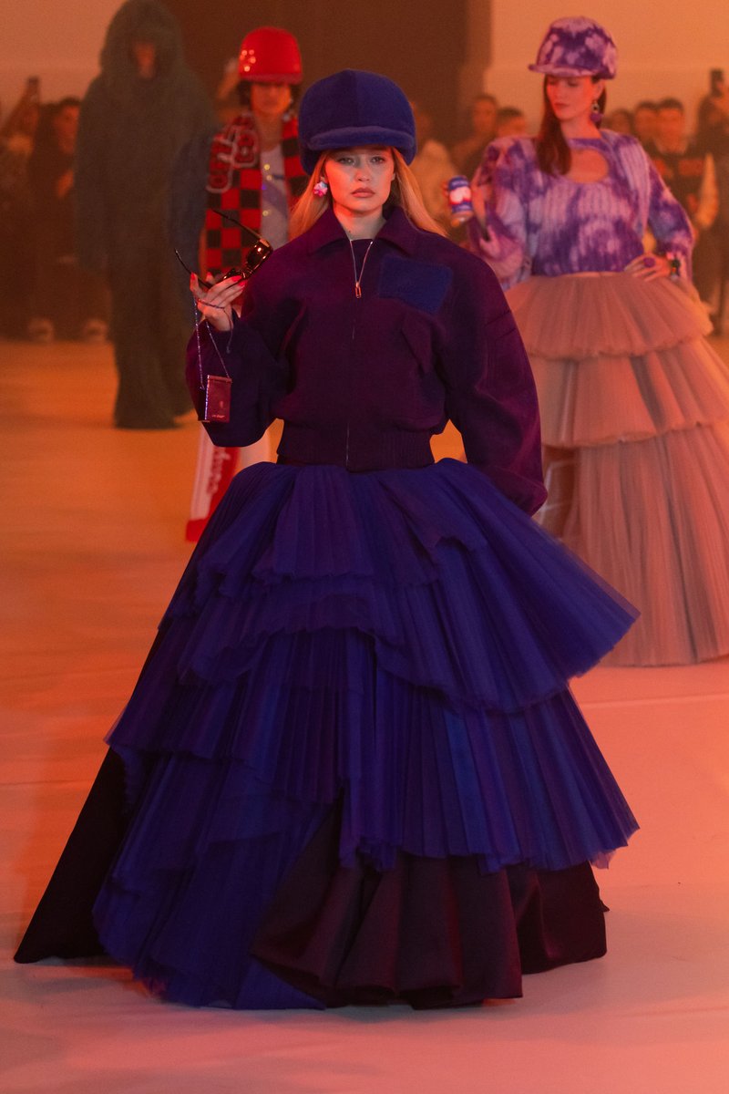 GHLGallery's tweet photo. 28/2/2022: Gigi Hadid walking for Off-White Fall/Winter 2022 Fashion Show in Paris during #PFW https://t.co/OR8KLIHORt