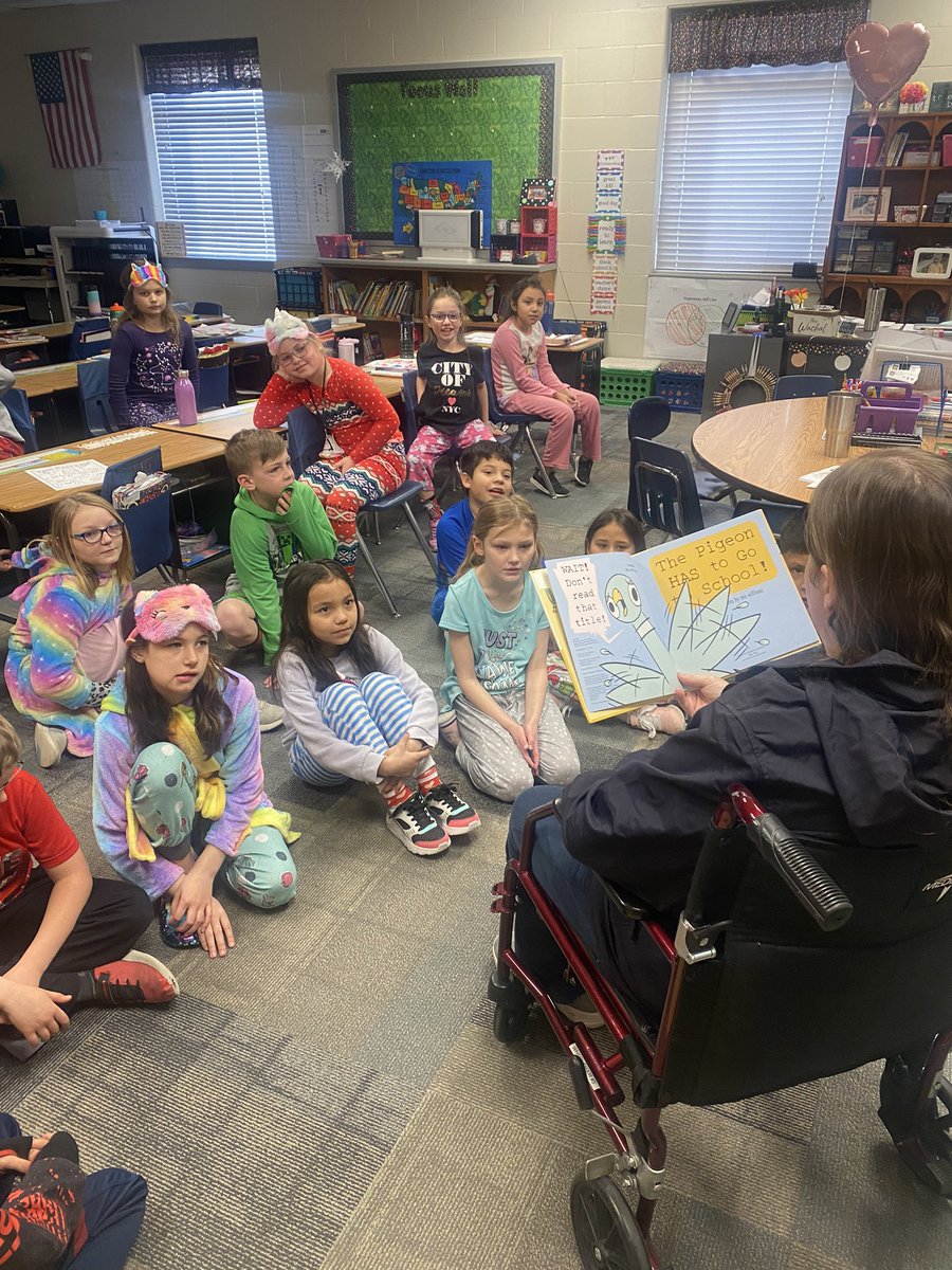 AprilWachal2's tweet photo. Day 1 of Read Across America is in the books! Mrs. Smith was our guest reader this morning! We also got to spend some time outside reading with our 4th grade friends! #SCRAA #ReadAcrossAmerica #lakeviewvikes @ShellCreekVikes @mrscrystalbell https://t.co/YocuNzKQWa