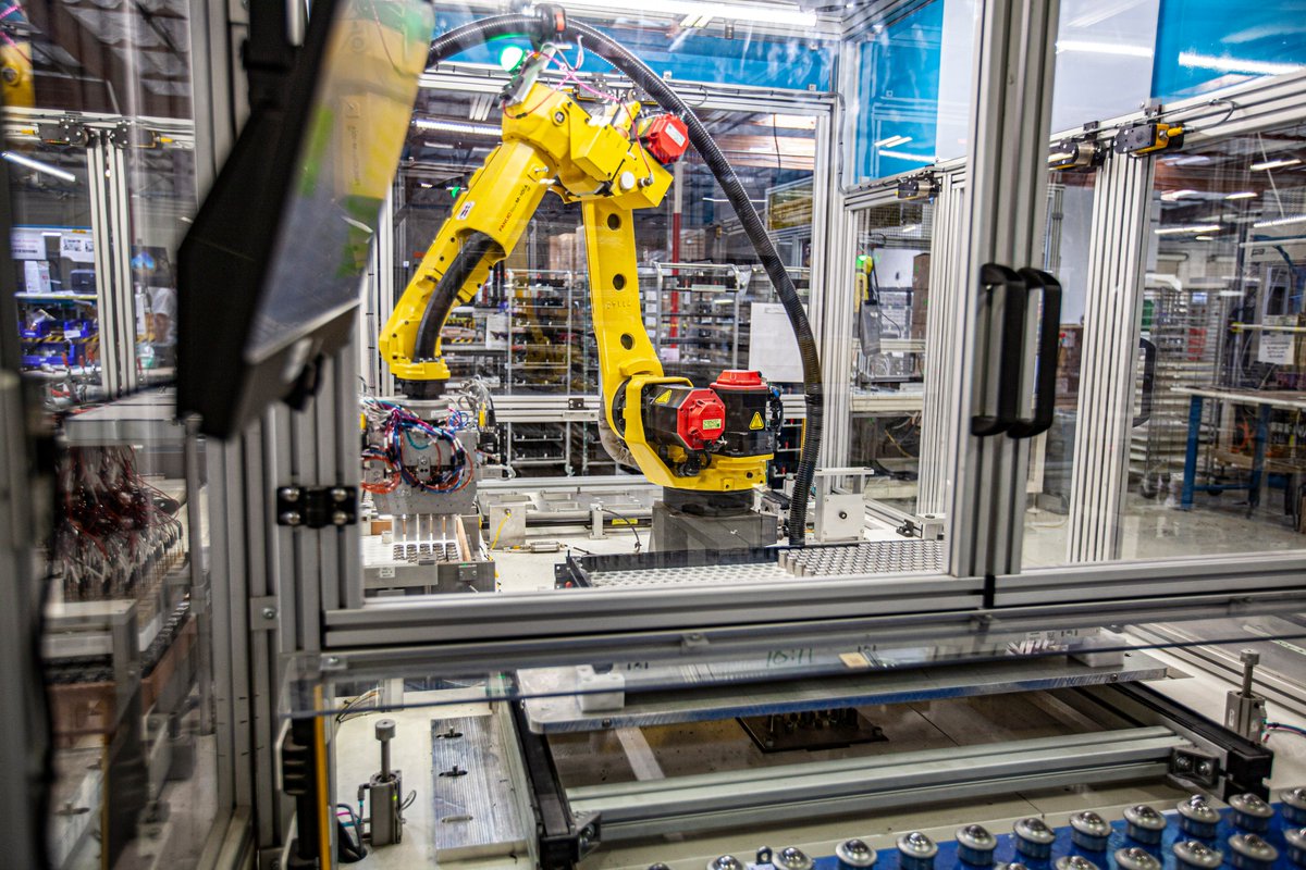 romeopowerinc's tweet image. #Configurability | We develop electromechanical architectures holistic of their surrounding environments to achieve maximum packaging efficiency, weight and safety. Our team works flawlessly from concept to production, creating configured and optimized packs for each application.