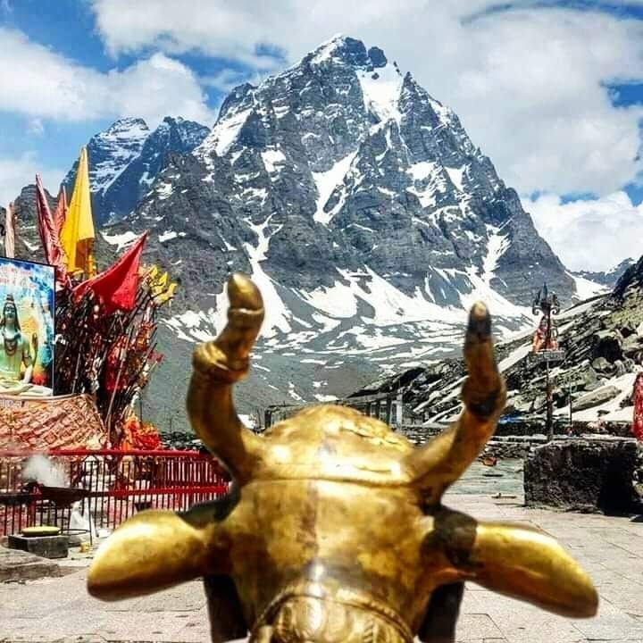 ersantoshji's tweet photo. ॐ त्र्यम्बकं यजामहे सुगन्धिं पुष्टिवर्धनम् |
उर्वारुकमिव बन्धनान्मृत्योर्मुक्षीय माऽमृतात् ||

आप सभी को महाशिवरात्रि की हार्दिक बधाई एवं शुभकामनाएं।
भगवान भोलेनाथ आप सभी पर अपनी कृपा बनाये रखे। https://t.co/zOTJOVG7j1