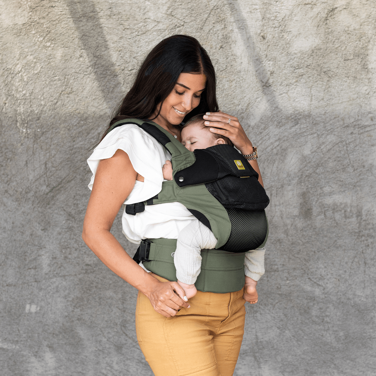 🖐 things to love about the Complete Airflow DLX in Olive/Black:

• Single-layer mesh panel
• Mesh fabric on shoulder straps
• Easy on, easy off with adjustable straps
• Lumbar support for ergonomic fit
• Can be used for all 6 different carrying positions