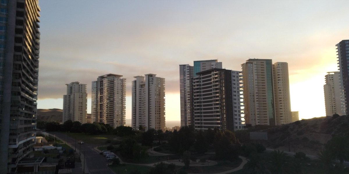 ARQPduran's tweet photo. Desde Costas de Montemar en @concon se aprecia gran nube por #incendio en #Valparaíso. Esperemos que sea controlado por bomberos y Conaf. https://t.co/Y90uG2idZF