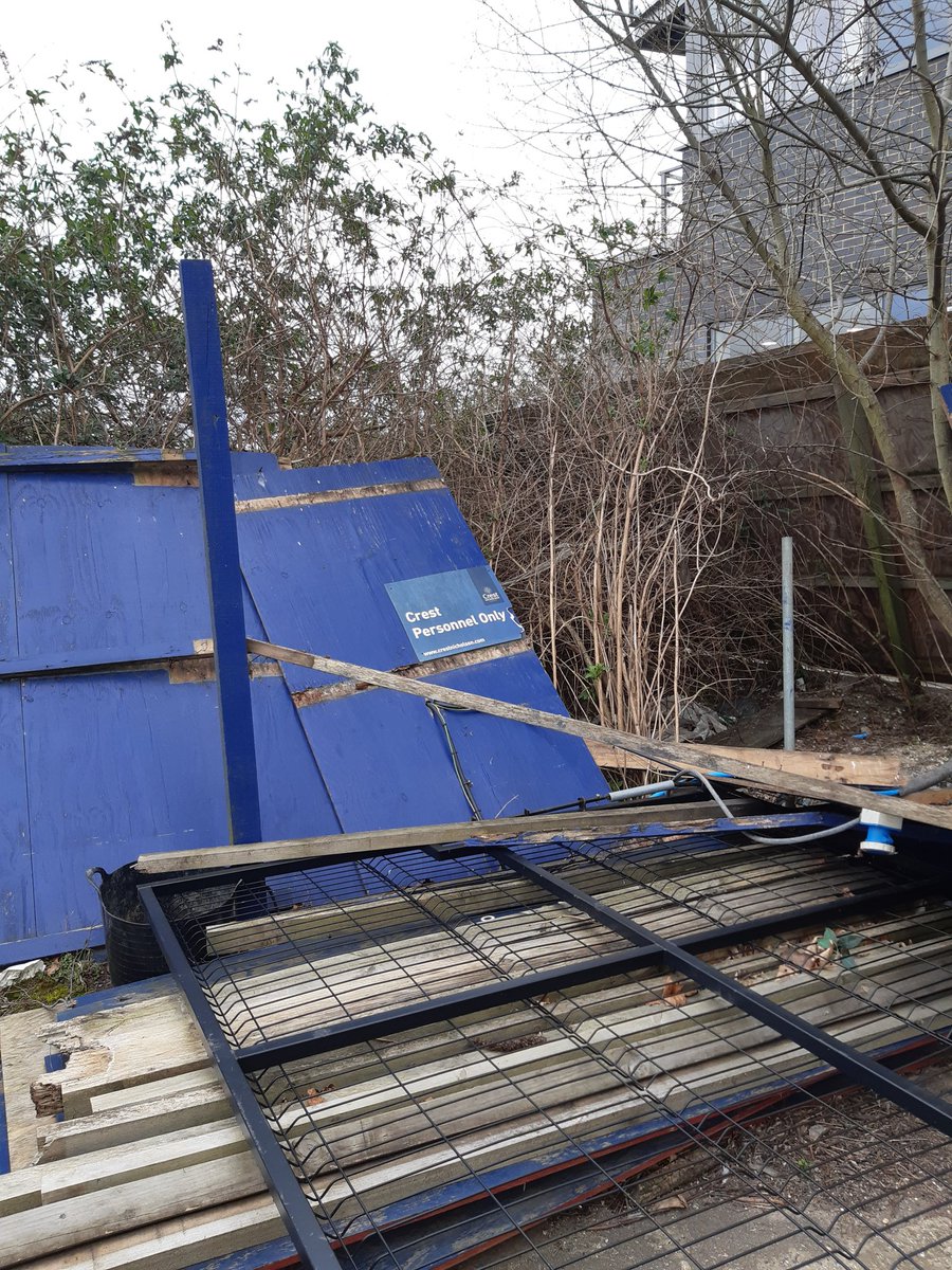 antbex74's tweet photo. What a pity @CrestNicholson can't practice what they preach at Ingress Park. A derelict community centre we can't use and derelict offices where our shops were meant to be! #Disgusting https://t.co/bMg0it48s3