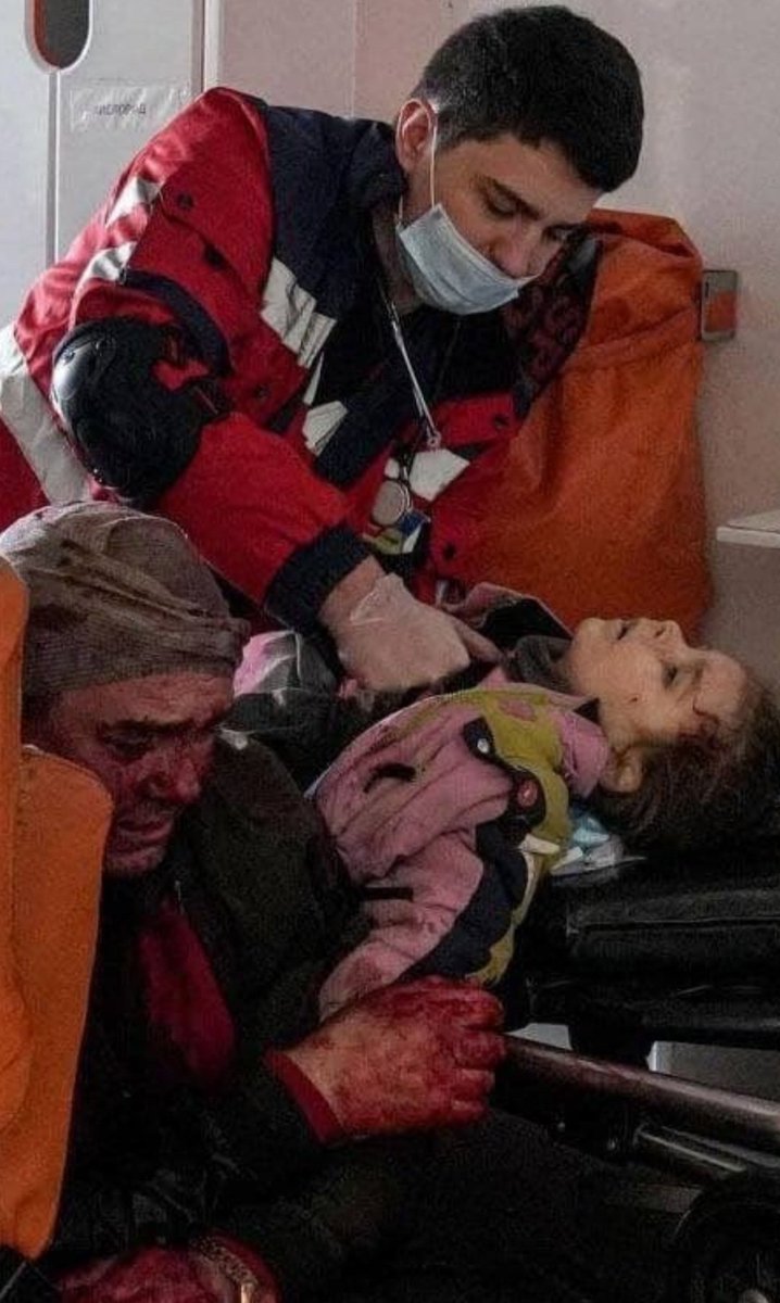 AcuarelaAriana's tweet photo. Dolor de un padre , desesperacion de un paramedico y la vida de una niña inocente que merecia crecer en su pais. Vilmente ASESINADA, por las armas Rusas de #PutinWarCriminal .Rest in Peace Princes #Ukraine https://t.co/nnWhGcAdV2