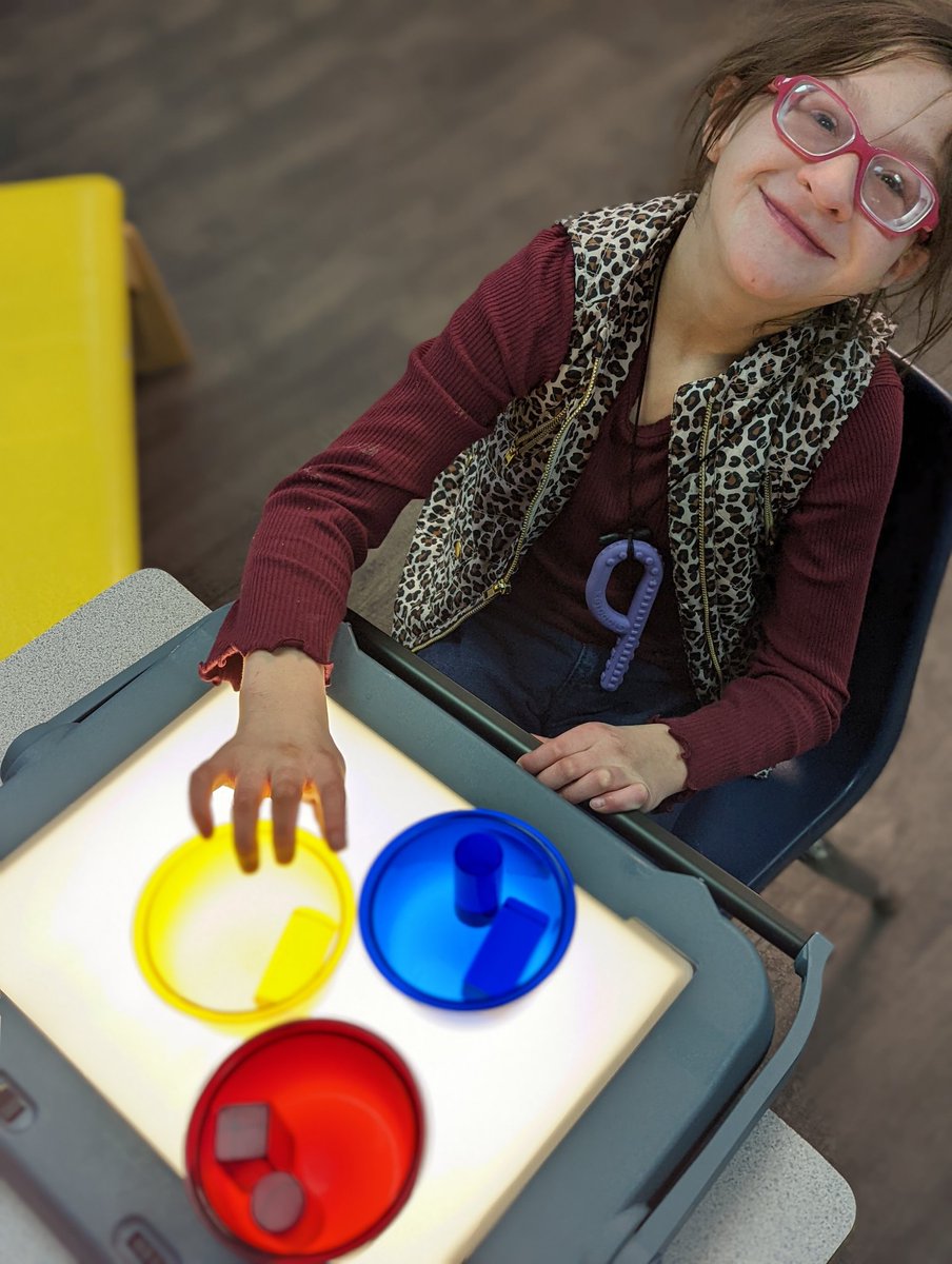 canadyjenn's tweet image. Colors are better illuminated🔆
@HumbleISD_WHE 
#lightbox #lowvision #sortingcolors