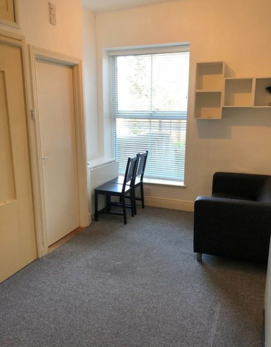 PoliticsWatch14's tweet photo. If your single you don't stand a chance in this #HousingCrisis
I remember when these things used to be called bedsits. Cheap &.popular with students. Now they are called 'Studios' & they have a #megarent of €1,100 per month. Yes, that is your bed in the wall
#howirelandworks https://t.co/q51Z4FWtaU