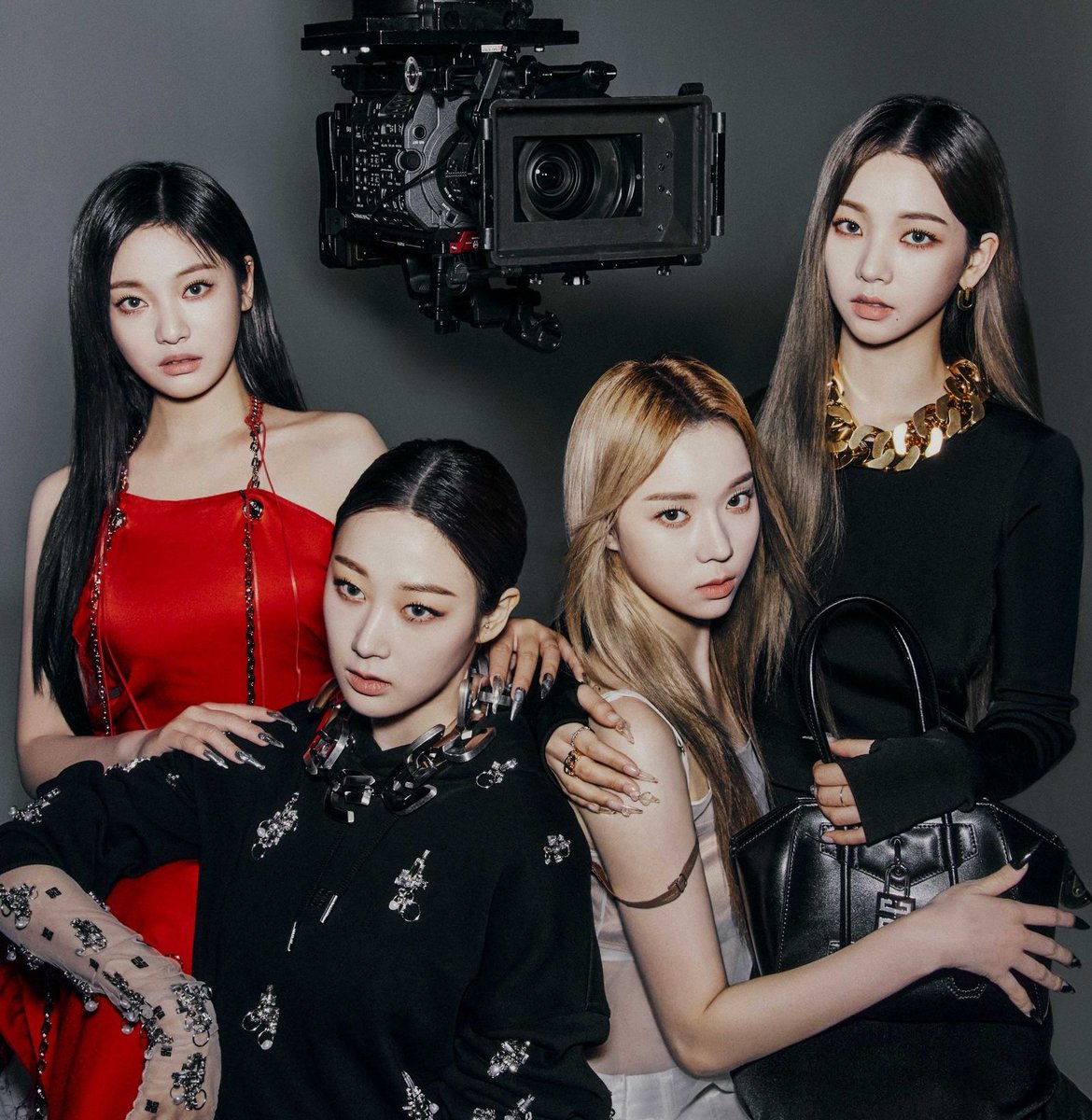 idlecharts's tweet photo. 4th generation Idol Groups with the most songs with over 1 million unique listeners on MelOn:

#1. (G)I-DLE – 9 songs
#2. ITZY – 6 songs
#3. IZ*ONE – 5 songs
#4. aespa – 4 songs

#GIDLE #여자아이들 @G_I_DLE https://t.co/qkbx9u2V2F
