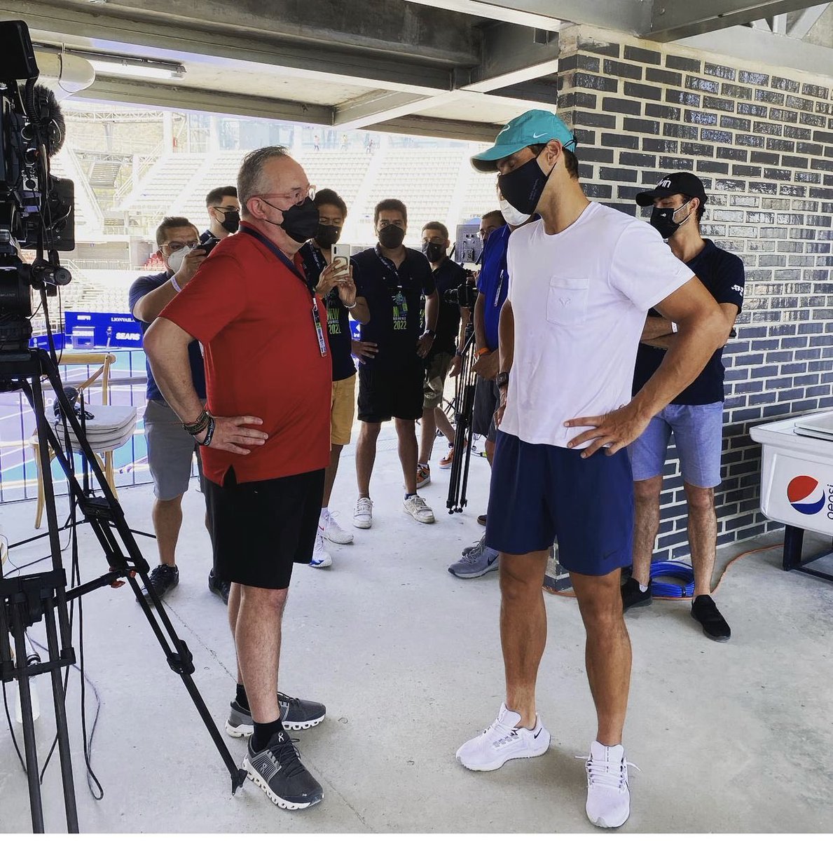 RAFA ES TAN CABALLERO QUE A PESAR DE SUS COMPROMISOS SE DETUVO A PREGUNTAR POR MI ESTADO DE SALUD. 

MENSAJE PARA A QUIENES LE SALPIQUE:

“LA CLASE NO SE IMPROVISA”. 

Gracias <a href="/RafaelNadal/">Rafa Nadal</a> como bien dices, todo estará bien. 

<a href="/AbiertoTelcel/">Abierto Mexicano de Tenis</a>