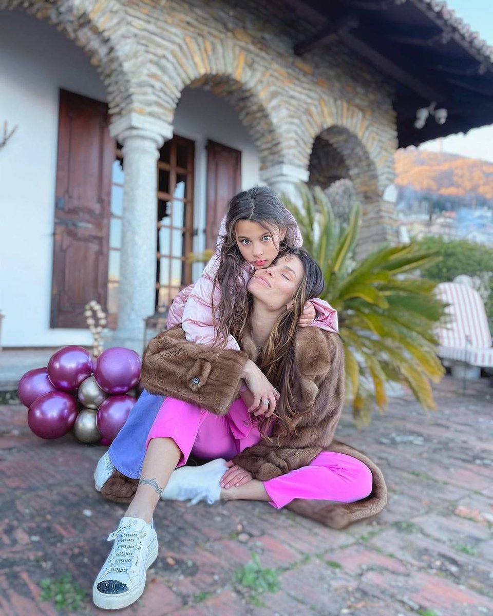 engajamellos's tweet photo. No final tudo vale a pena por elas. 💖 Nós amamos vocês pra sempre!!! https://t.co/Yf1QxFgbhd