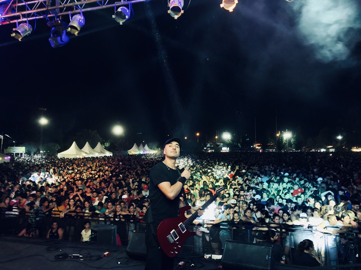 Mtuquiroga's tweet photo. Anoche #clubderugby #santiagodelestero 🎸💪🎶🤘🏻🎶🙏🏻🎶🎶🎶 #chilifernandez https://t.co/Uywj0zUKDR
