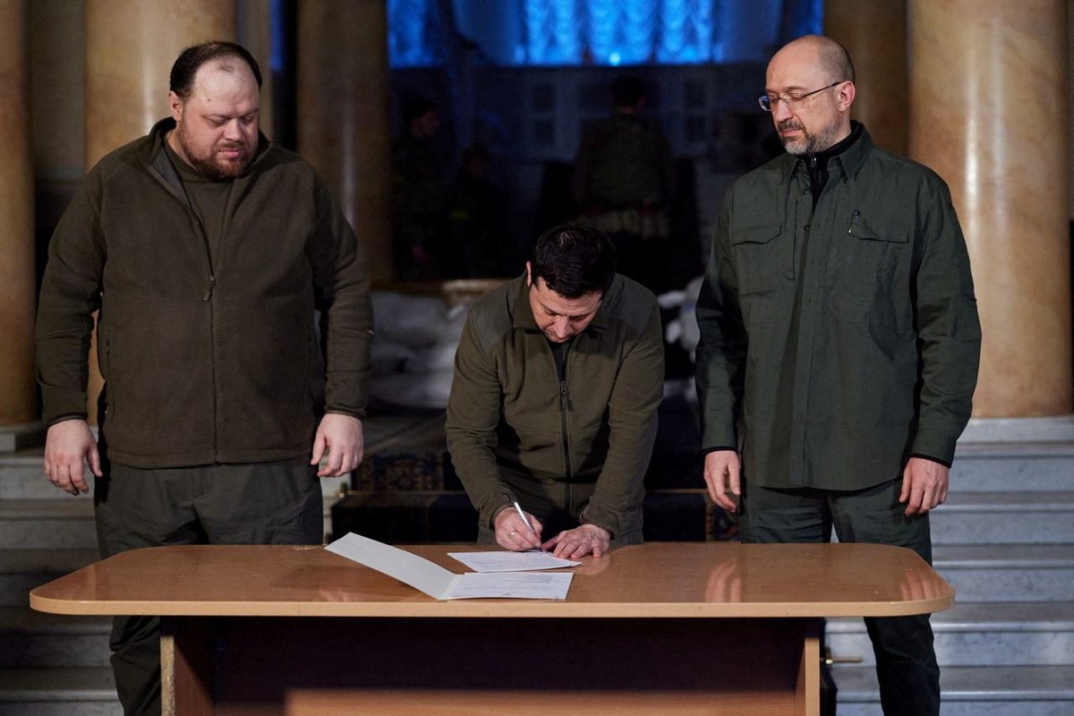 inquirerdotnet's tweet photo. LOOK: Ukrainian President Volodymyr Zelenskiy signs an official request for Ukraine to join the European Union on February 28. | 📷Ukrainian Presidential Press Service/Handout via Reuters https://t.co/riRopvKUup