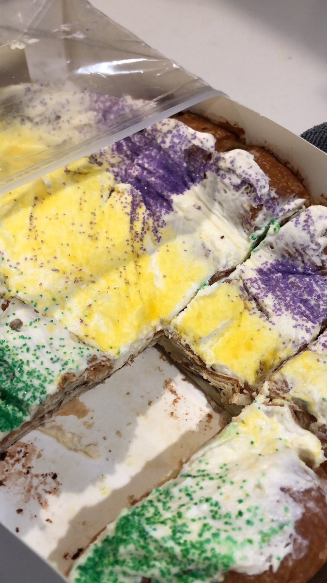 Boa look hea. Real King Cake right theaa ya understand me son  #DongPhoung  #MardiGras2022 #LundiGras