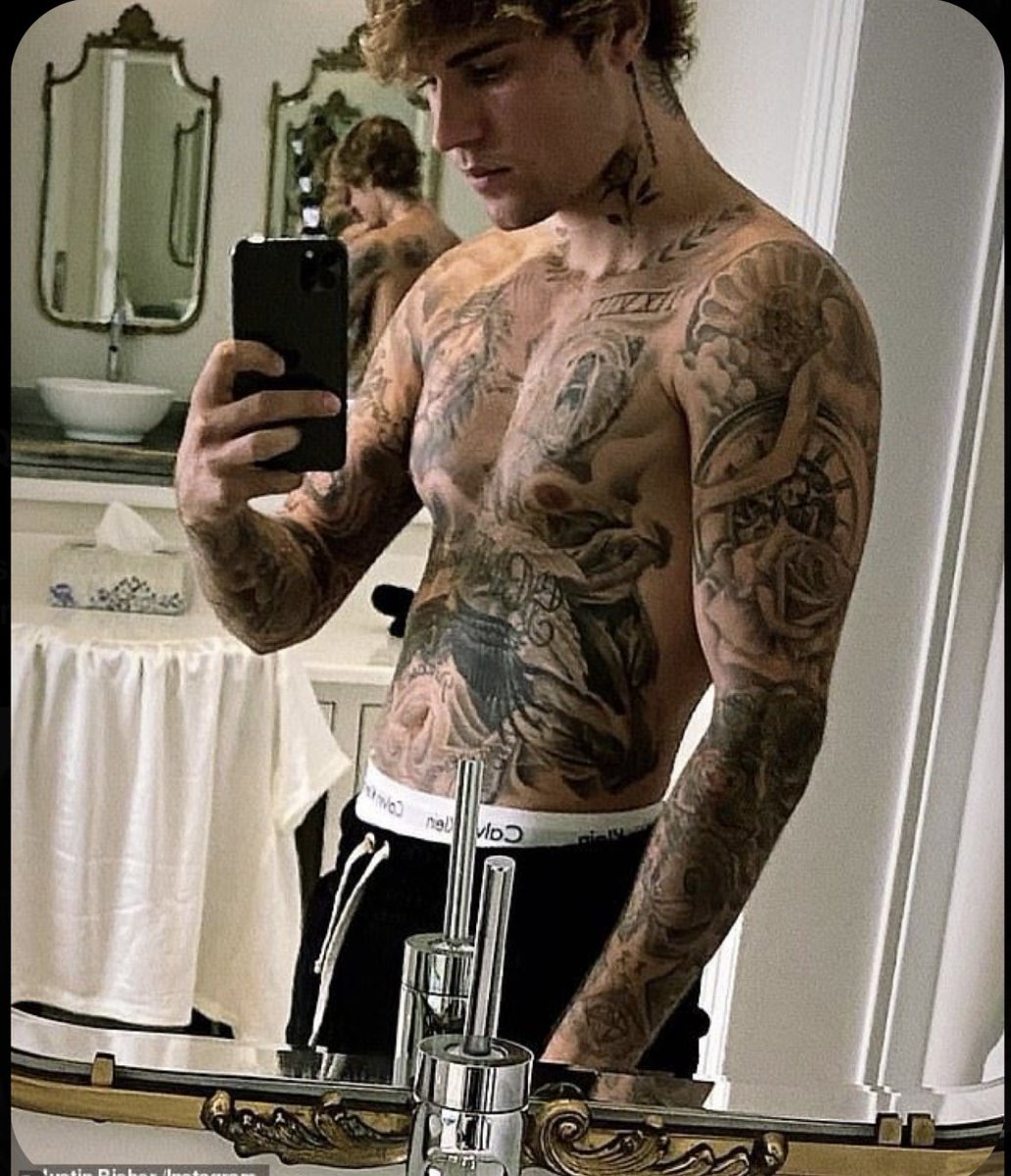 JBizZleDrewwx's tweet photo. 28 @justinbieber love u 🖤 https://t.co/PWevVUXJCO