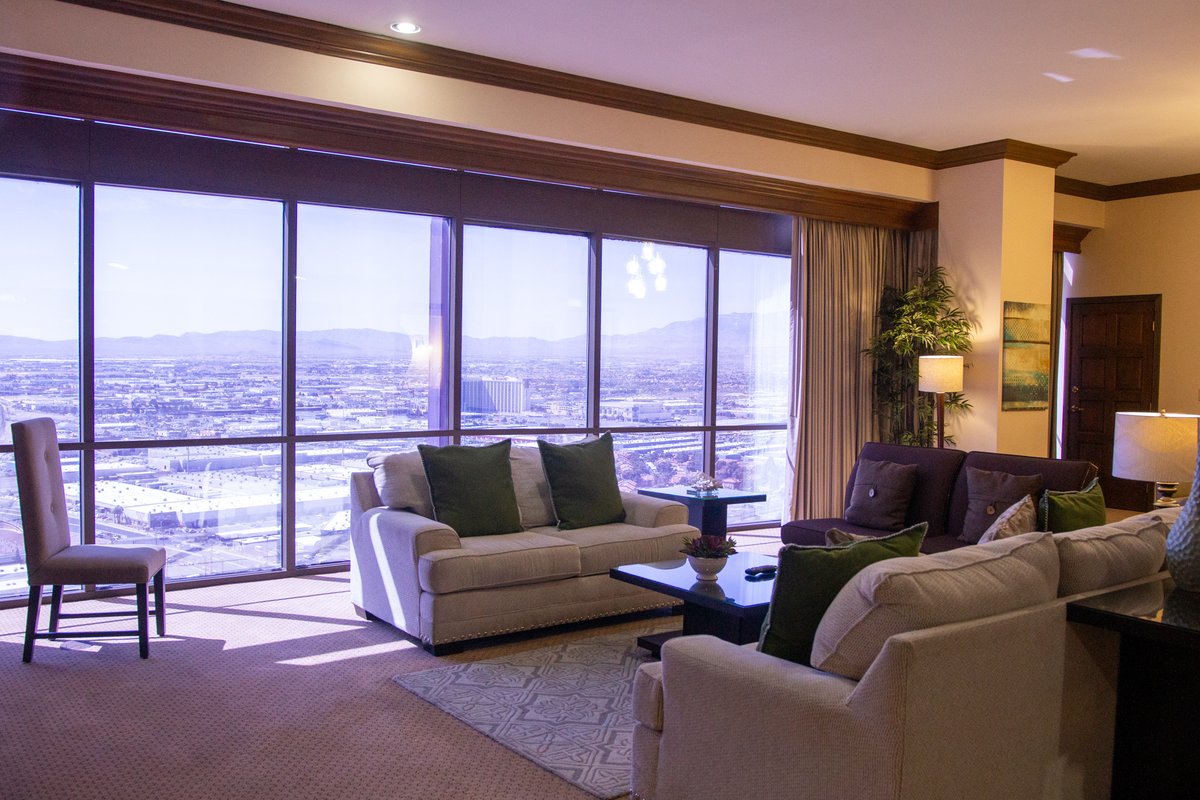 RioVegas's tweet photo. Spacious suites featuring floor-to-ceiling windows with the best Las Vegas views. See you soon? #KeepItRio
👉 https://t.co/zqTPA9KOhW https://t.co/ClYKWoyMDh