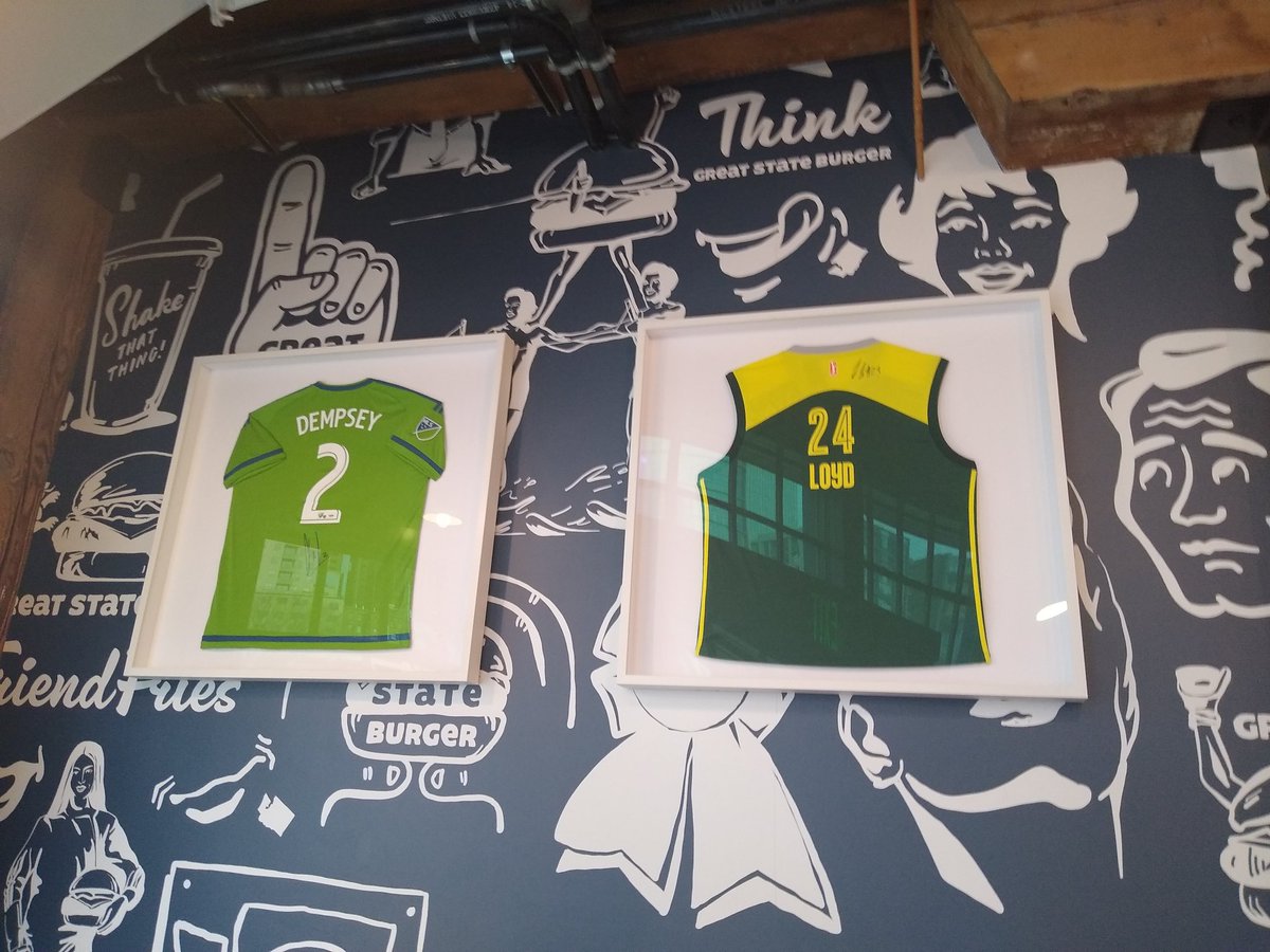 5drinkMax's tweet photo. Fun day Sunday #BigD 🤣🤣 #cornhole #Seattle #SmallFries https://t.co/H3TGDHW5Tr