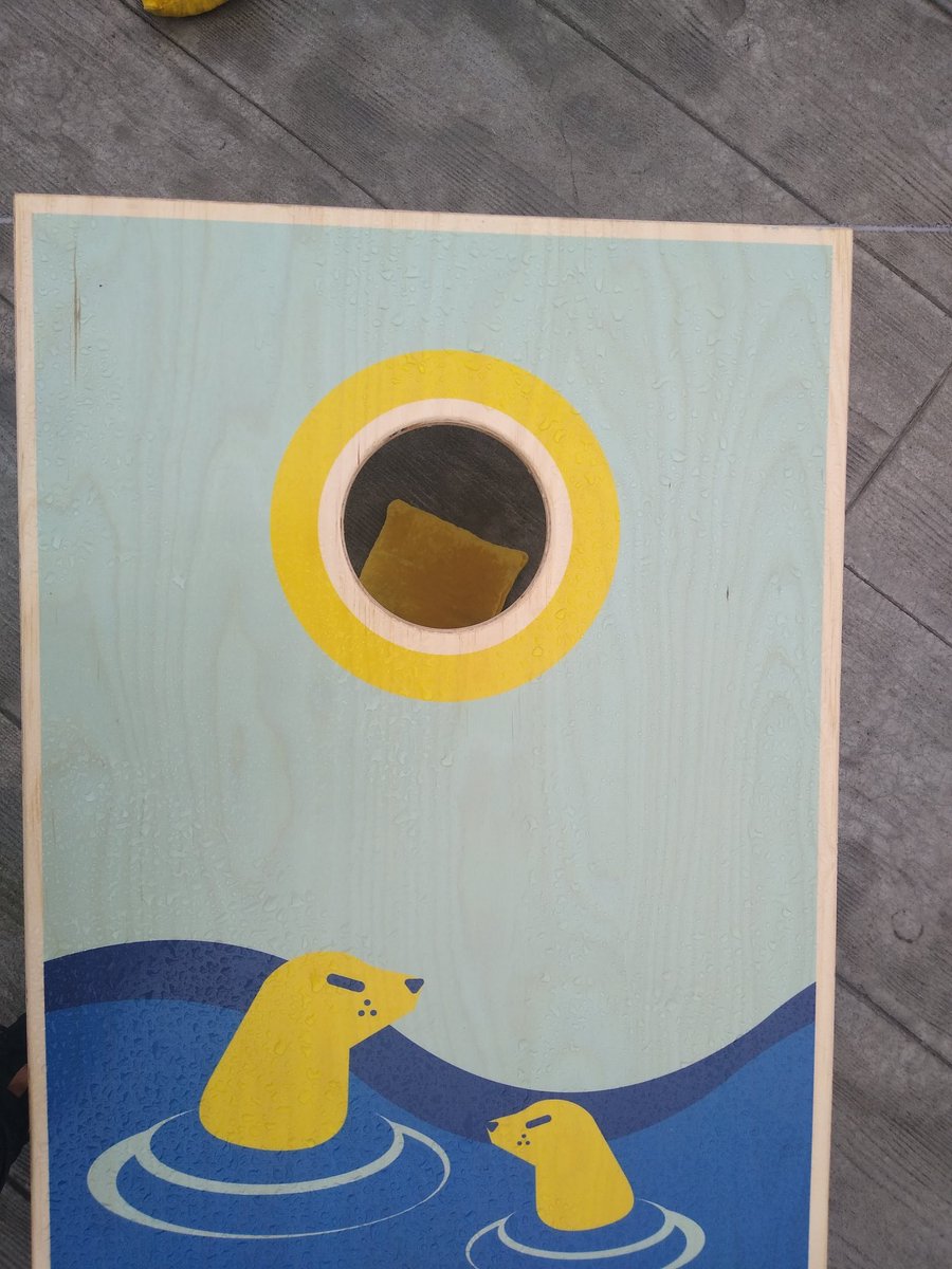5drinkMax's tweet photo. Fun day Sunday #BigD 🤣🤣 #cornhole #Seattle #SmallFries https://t.co/H3TGDHW5Tr