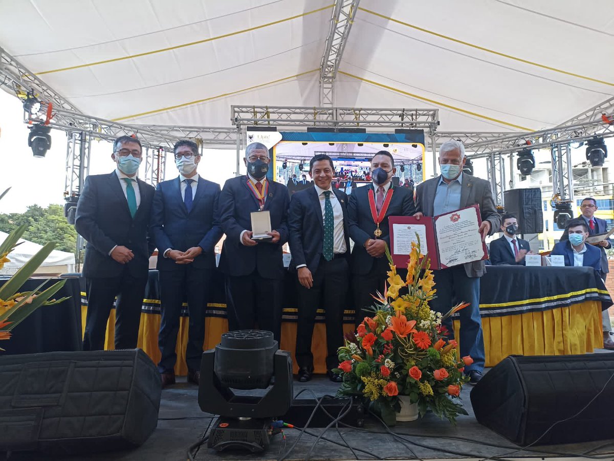 Wilmer Leal Pérez (@wilmerlealp) on Twitter photo Con gran orgullo, hacemos entrega de la condecoración "Orden de la Democracia Simón Bolívar" a la Escuela de Ingeniería de Minas de la @universidaduptc, por parte de la <a href="/CamaraColombia/">Cámara de Representantes de Colombia</a> a mi casa de estudios. Un reconocimiento a sus #50años inspirando desarrollo y liderazgo. Con gran orgullo, hacemos entrega de la condecoración "Orden de la Democracia Simón Bolívar" a la Escuela de Ingeniería de Minas de la @universidaduptc, por parte de la <a href="/CamaraColombia/">Cámara de Representantes de Colombia</a> a mi casa de estudios. Un reconocimiento a sus #50años inspirando desarrollo y liderazgo.