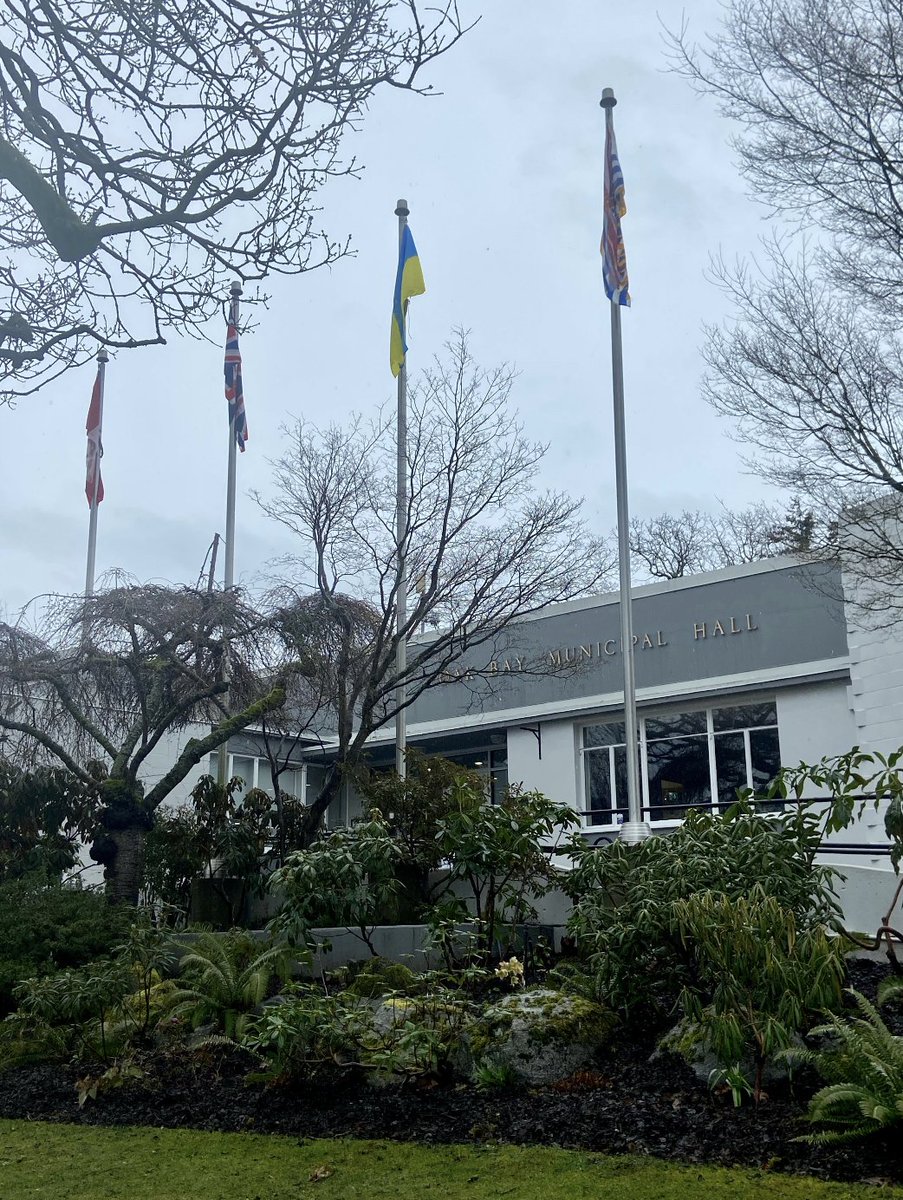 Today the District of Oak Bay raised the Ukrainian Flag at Municipal Hall to show solidarity with Ukraine.  Our thoughts are with the people of Ukraine and our Ukrainian community.