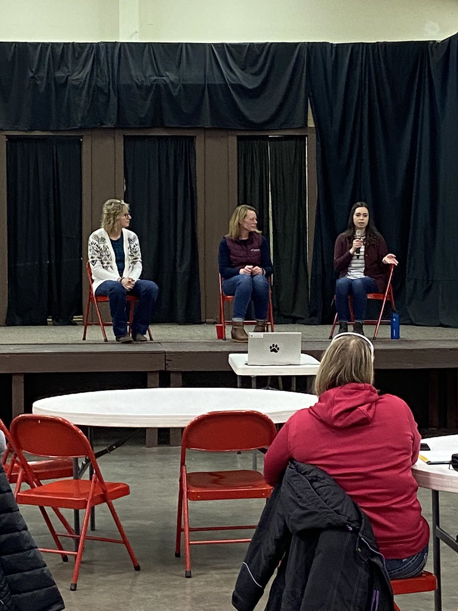 TraillcountyANR's tweet photo. @anniesproject  in Hatton, ND and we are listening to experiences from some women in ag! https://t.co/ioiD0S8Bcw