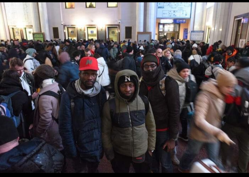 NickChancel's tweet photo. Les réfugiés africains noires ont été refoulés à la frontière Polonaise tandis que d'autres personnes, blanches, étaient autorisées à passer. Des discriminations qui pourraient venir ternir le grand élan de solidarité affiché par les pays de l'Union européenne aux Ukrainiens. https://t.co/XsBwv1TI8e