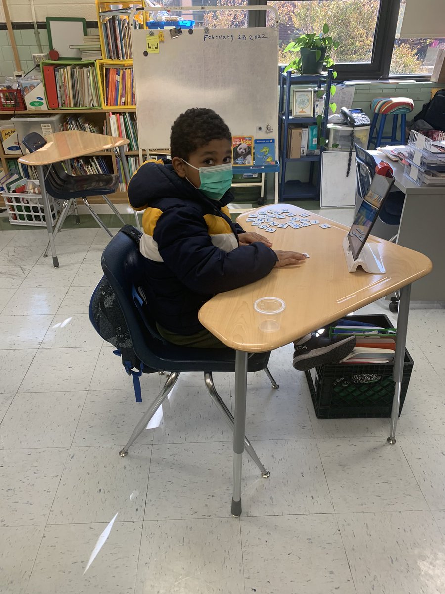 rkhyman4's tweet photo. Using Osmo Words game with Mrs. Forrest 3rd,4th,and 5th graders was a delight! They are some smart cookies! #NNPSITC #SedgefieldEagles #NNPSProud https://t.co/SrselUEEUO