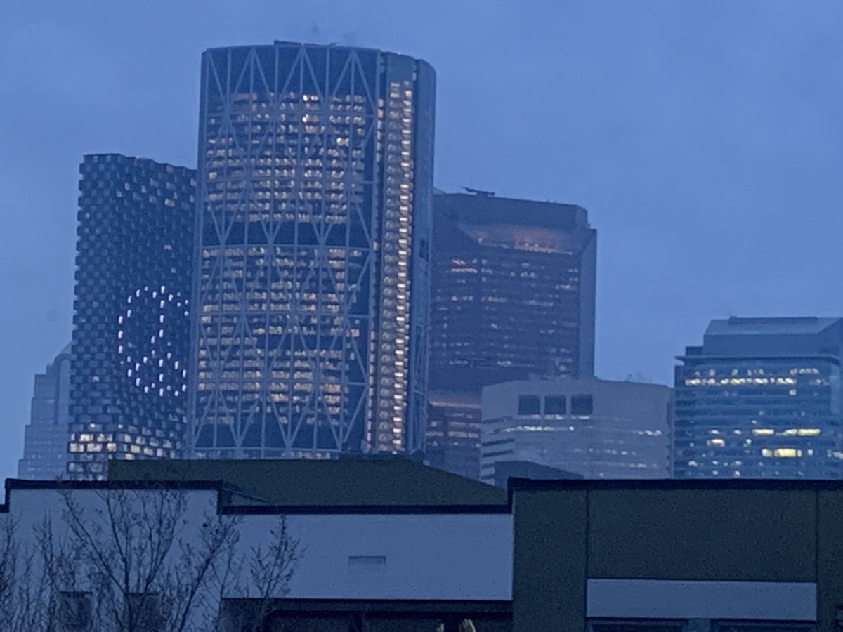 Look what ⁦<a href="/TELUS/">TELUS</a>⁩ is doing at the #TelusSky building tonight. #Peace.
