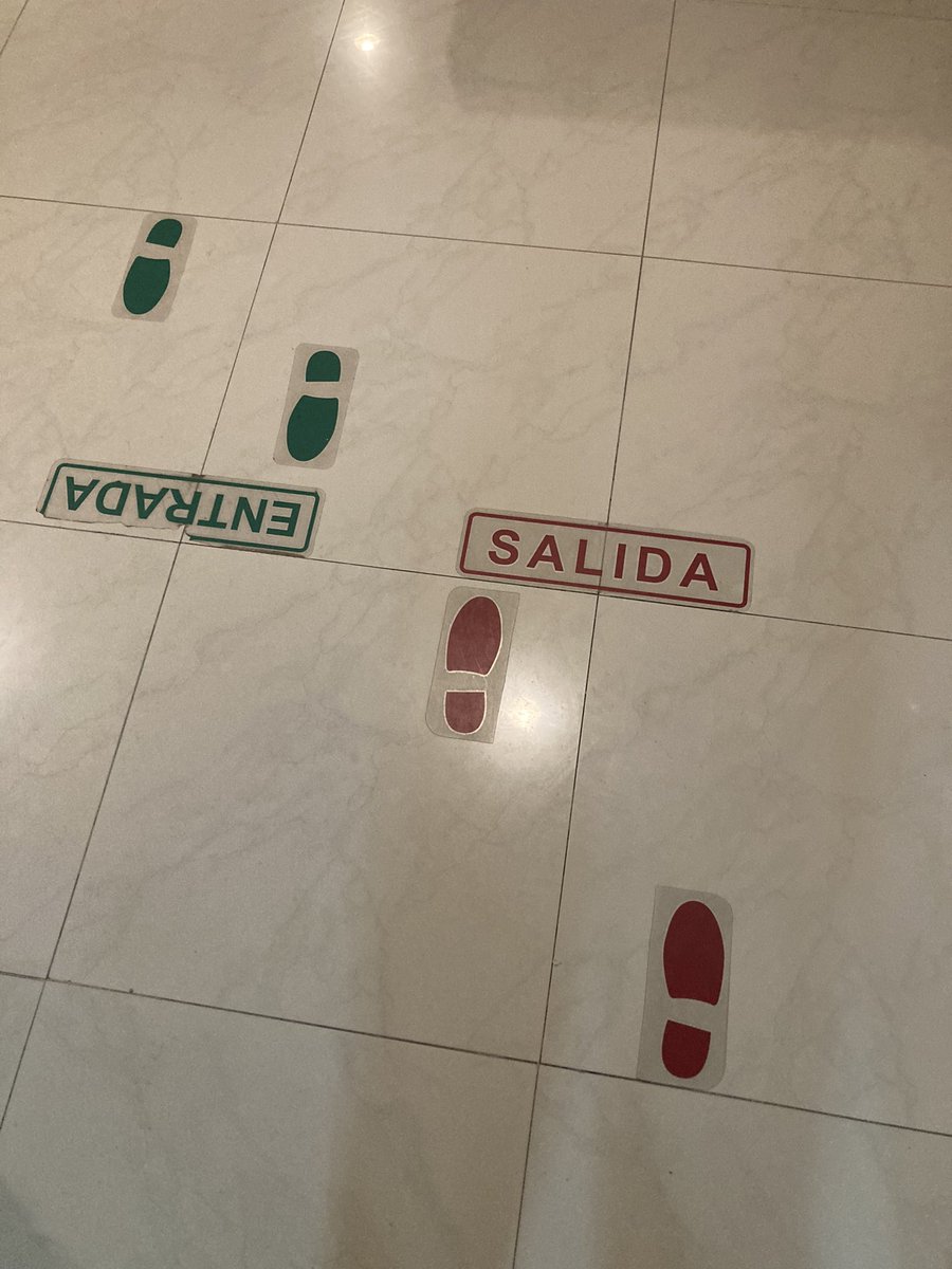 Hoy se cumplen 2 años del primer caso identificado de COVID en México.
¿Les parece si lo festejamos con un hilo 🧵 recordando cosas inútiles en prevención de COVID? 
Yo empiezo: dividir los accesos a lugares públicos, para entrar por un lado y salir por otro.