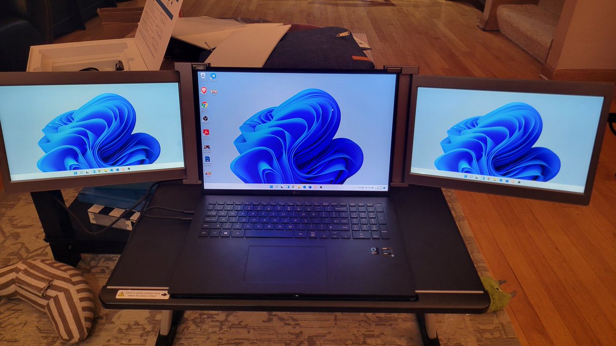 CryptosR_Us's tweet photo. This dual screen laptop addon is awesome. Usb powered too. https://t.co/qqkrAaMSZy