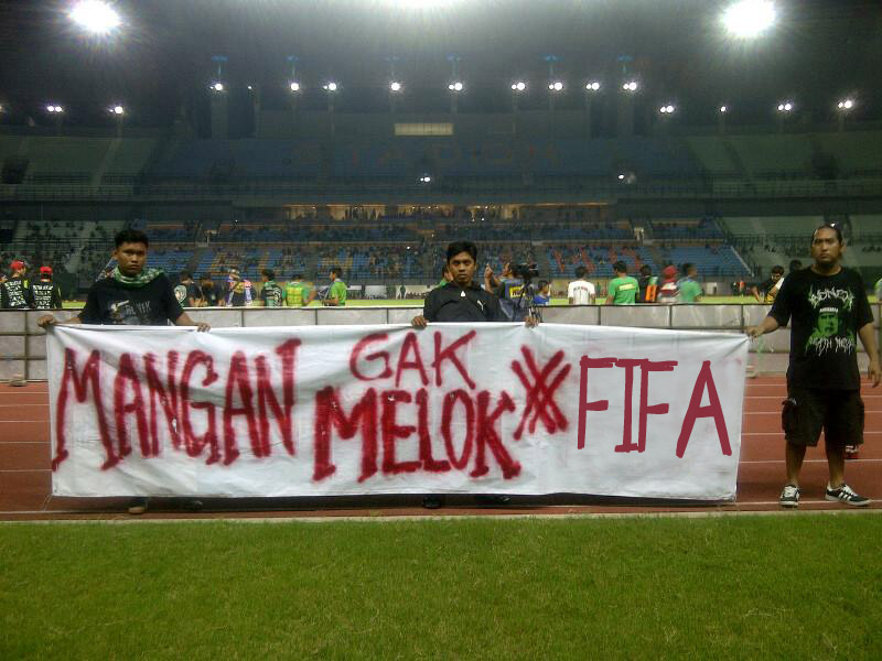 MafiaWasit's tweet photo. FIFA ini emang makin aneh, kampanye "Keep politics out of football" tetapi malah Banned Russian Football Union (RFU) karena Pemerintah Rusia invasi Ukraina.

Giliran ada Federasi Sepakbola yang buapuk diisi dan diurus oleh para Politikus, Caleg, dan Cagub malah dibiarkan saja.. T https://t.co/pHs2m1LmSX