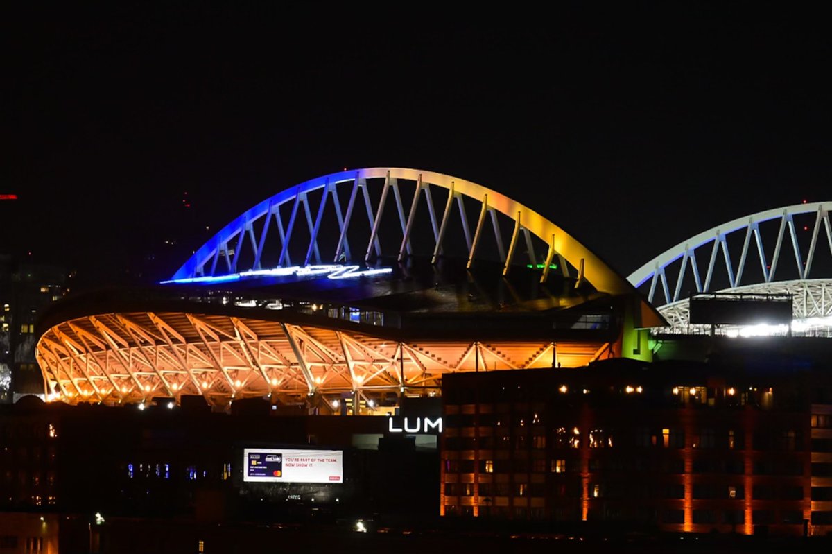 Seahawks's tweet image. #StandWithUkraine

@lumenfield lights up in blue and yellow in support of the Ukrainian community.