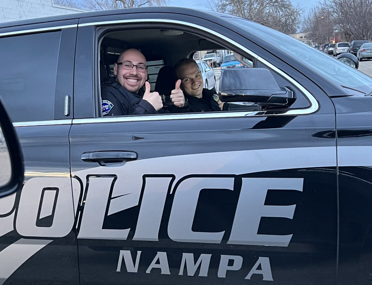 NampaPolice1's tweet photo. Met up with Officers Tanner Doty and Mason Foster as they were clearing a traffic stop.
Code 4, 10-8.
#VRANPD #TweetAlongWith394 https://t.co/v7Xll1ONg7