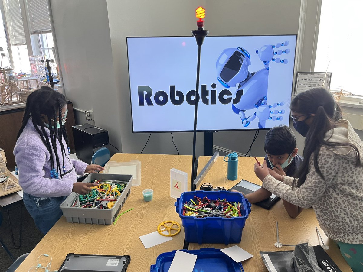 GTWizards1's tweet photo. Students collaborate to build a structure in their Robotics elective! But will it be able to withstand the movement from their coded robot? π€π #GiftedAndTalented #DesignThinking #4CsInAction https://t.co/iRbn8ZMebM