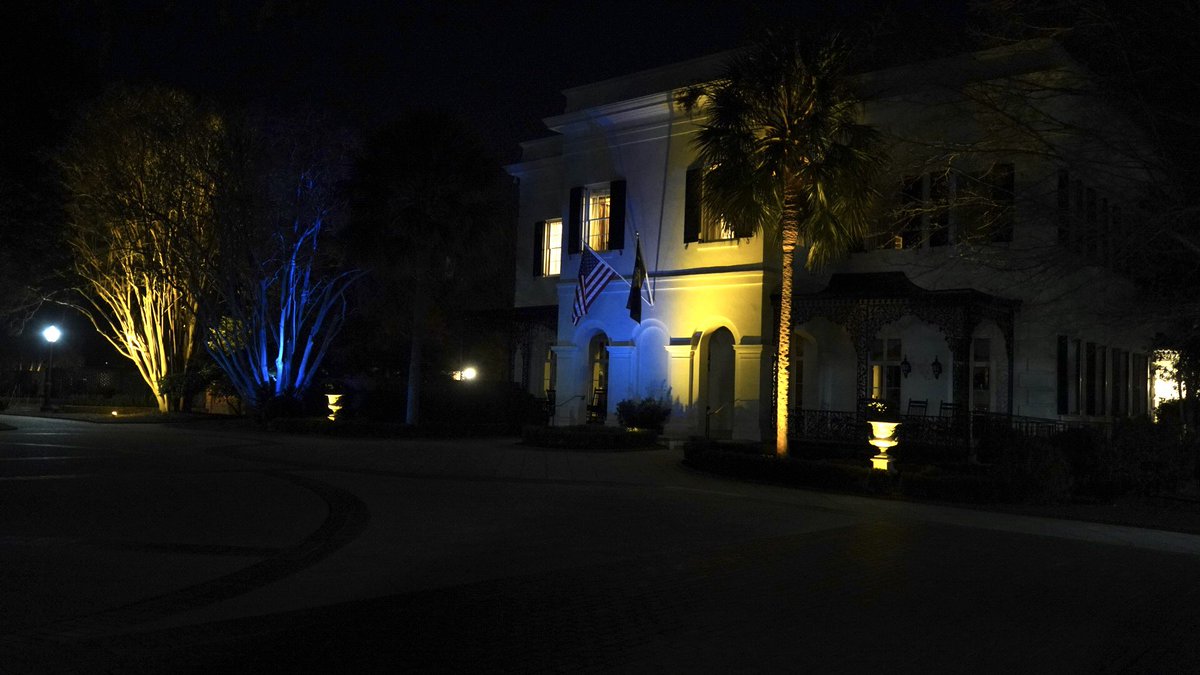 henrymcmaster's tweet photo. Tonight we are lighting the Governor’s Mansion blue and yellow in solidarity with the people of Ukraine. https://t.co/8EnPGEnPYz