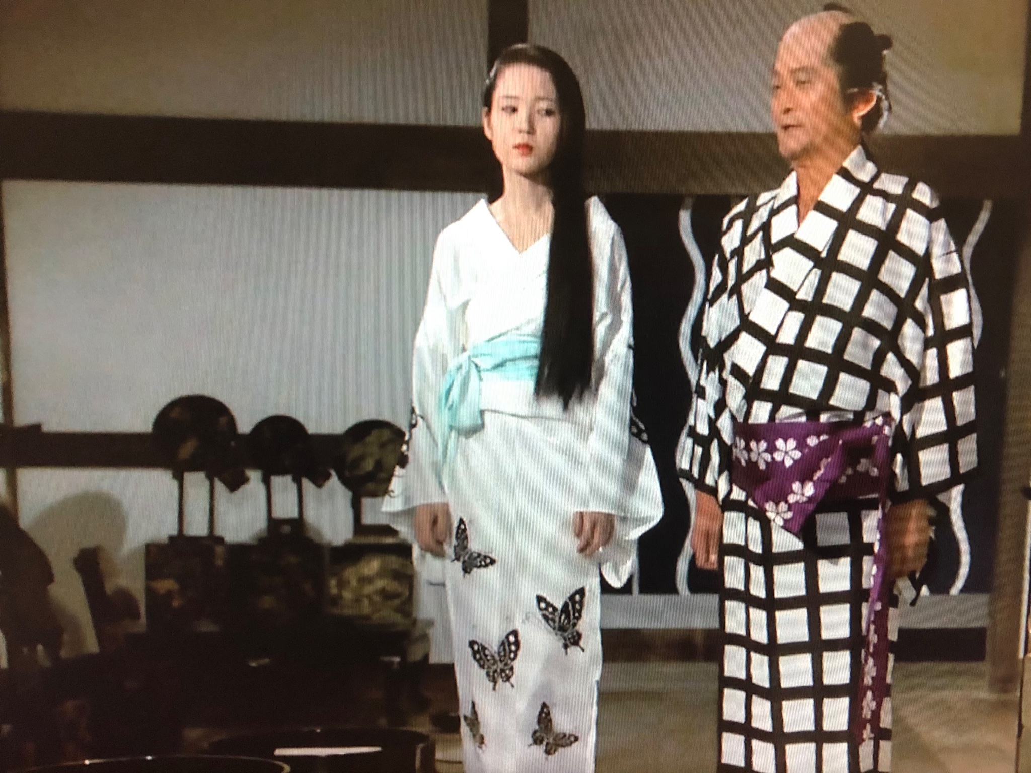 パンラ 男たちを翻弄し 時には命さへも奪ってしまう 魔性の女 黒髪を下ろして気怠く佇む彼女の浴衣姿は淫らでいて美しいのです 白地の浴衣に昆虫の模様が彼女の妖しさとマッチしていてました 北斎漫画 樋口可南子 T Co 96z4dcwt0q