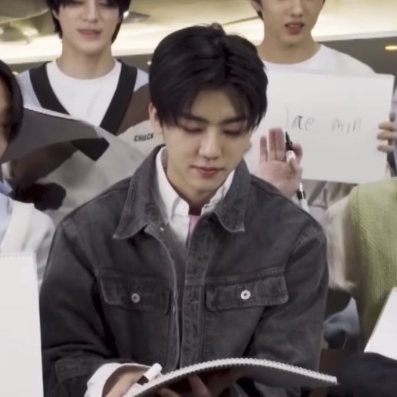 VOLVICANE's tweet photo. looking at my notes and it says here u should come hold my hand, i dont make the rules https://t.co/sSpgvPGHcm
