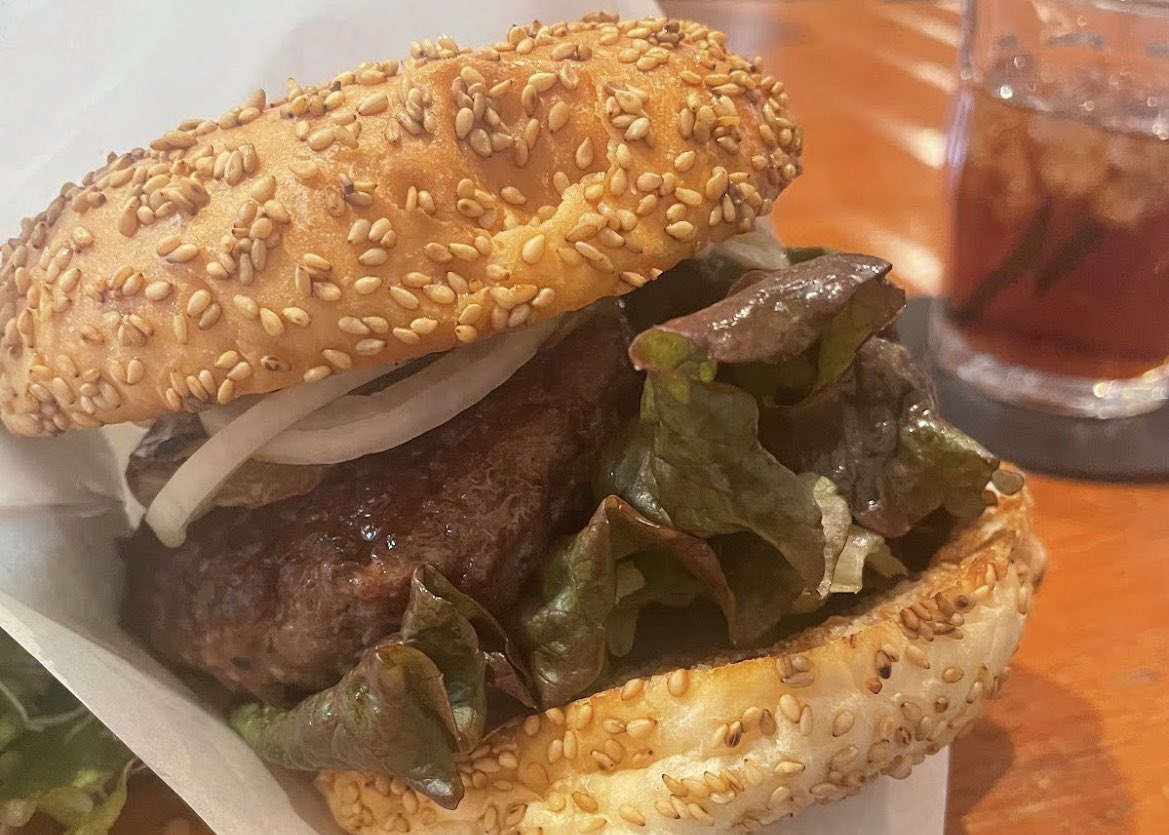 lrVB5RBVOUJBwWh's tweet photo. 人気のある #FEESISCafe さん☕️
今日はハンバーガーを頂きました🍔✨
・パンズふわふわ、ハンバーグはジューシー
玉ねぎとの相性抜群ですね！！
他のハンバーガーの種類も豊富👍

🧸Instagramでグルメ紹介をしています！
フォローしてください😊
フォロバいきます🏃💨💨→
https://t.co/aqK6BF8uRV https://t.co/y5P8b4qJV9
