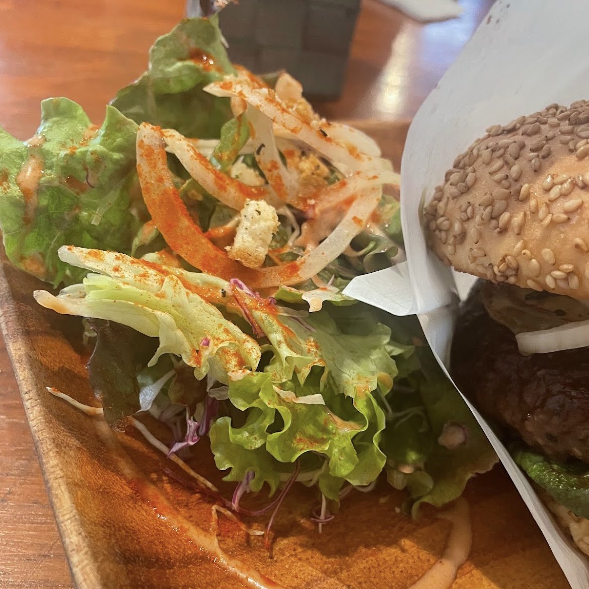 lrVB5RBVOUJBwWh's tweet photo. 人気のある #FEESISCafe さん☕️
今日はハンバーガーを頂きました🍔✨
・パンズふわふわ、ハンバーグはジューシー
玉ねぎとの相性抜群ですね！！
他のハンバーガーの種類も豊富👍

🧸Instagramでグルメ紹介をしています！
フォローしてください😊
フォロバいきます🏃💨💨→
https://t.co/aqK6BF8uRV https://t.co/y5P8b4qJV9