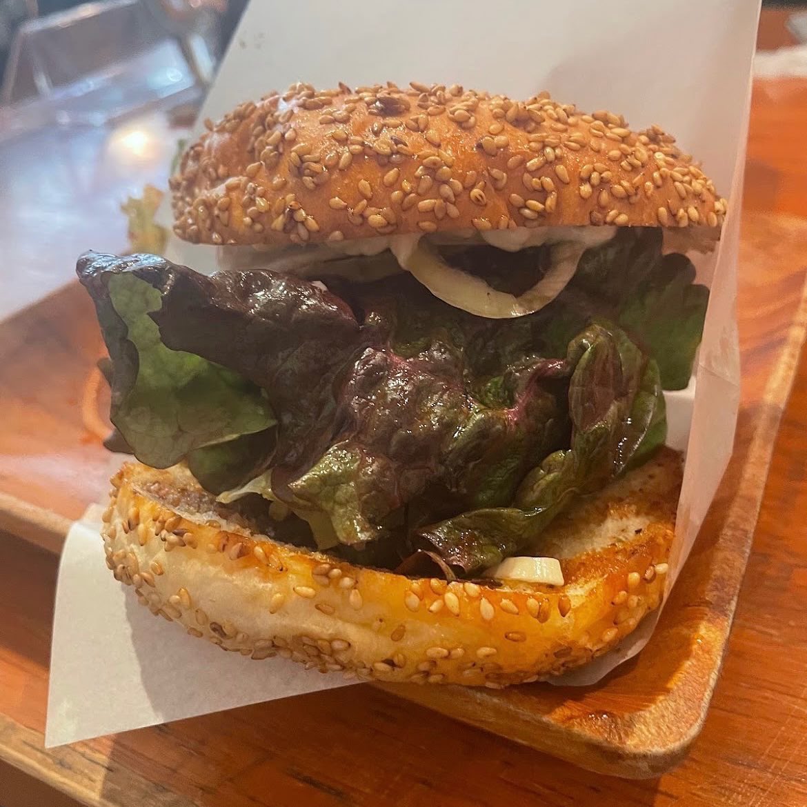 lrVB5RBVOUJBwWh's tweet photo. 人気のある #FEESISCafe さん☕️
今日はハンバーガーを頂きました🍔✨
・パンズふわふわ、ハンバーグはジューシー
玉ねぎとの相性抜群ですね！！
他のハンバーガーの種類も豊富👍

🧸Instagramでグルメ紹介をしています！
フォローしてください😊
フォロバいきます🏃💨💨→
https://t.co/aqK6BF8uRV https://t.co/y5P8b4qJV9