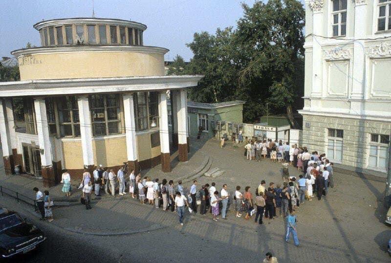 Очередь в табачный киоск у станции метро «Парк культуры» в 1990-м году