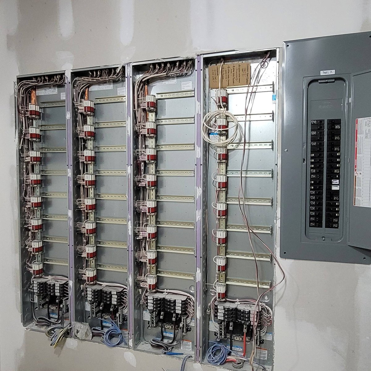 AVArchitechs's tweet photo. Trime time for this Lutron Homeworks home! #lutron #homeworks #lightingdesign #luxury #customhomes #interiordesign #lightingcontrol https://t.co/DCVsIHY7Ef