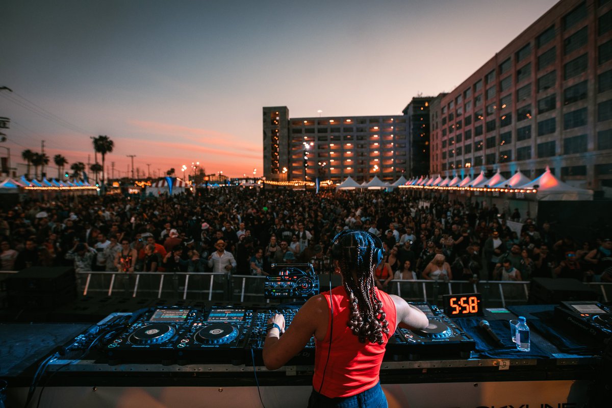 Packed house for <a href="/HoneyLuvmusic/">💜HoneyLuv💜</a> at <a href="/Skyline__Fest/">Skyline</a> yesterday 🔥💛
