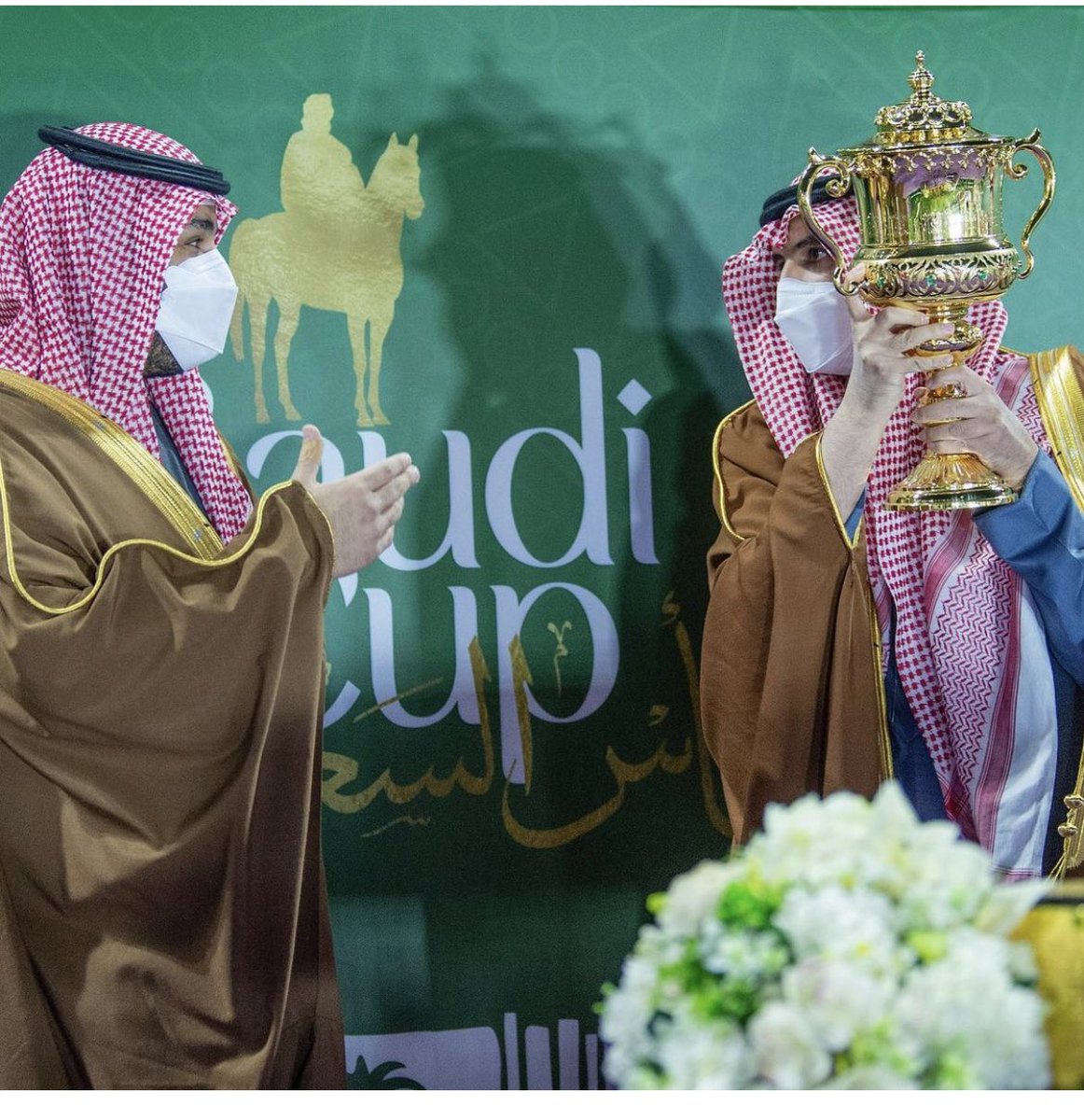 وجه السعد درع البلد لاعدمناه
ابن المليك اللي على الشعب غالي
سلمان ابوه وجده معزي اشباه
وهو من الاثنين ماهو بخالي
صح السان الشاعر مشعل الحارثي 🇸🇦🇸🇦🇸🇦الله يحفظ مولاي و سمو سيدي 🇸🇦🇸🇦🇸🇦